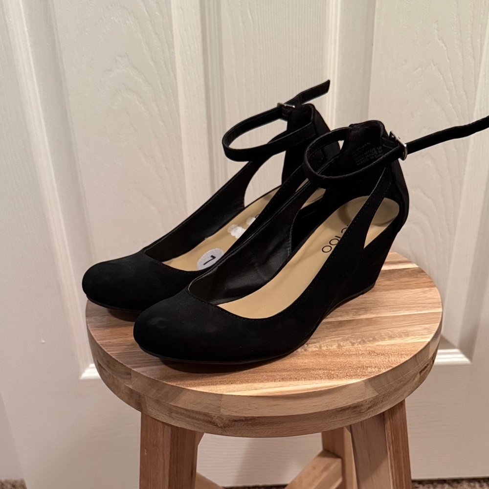 me too Black Ankle-Strap Wedge Pumps - Picture 3 of 9